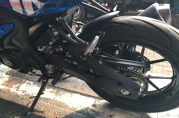 Cover swing arm GSX-R150 terpasang