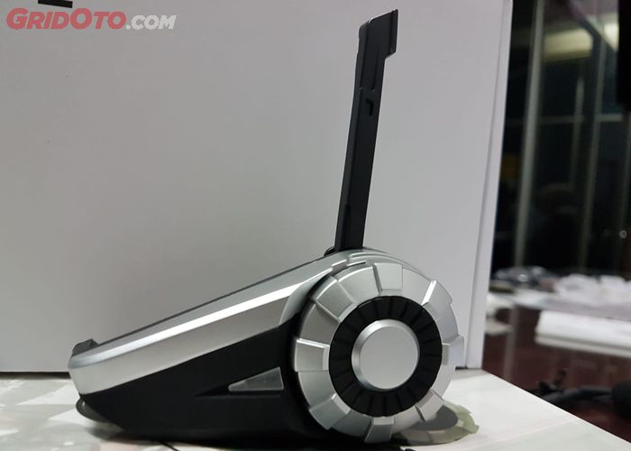 Begini Cara Cegah Intercom Helm Overcharge Masa Pakai Jadi Panjang Gridoto Com
