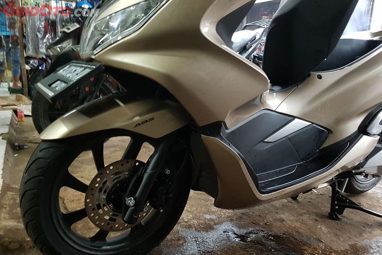 Biar Enggak Kayak Pakai Koyo Dah Aja Plat Nomor Depan All New Honda Pcx 150 Gridoto 