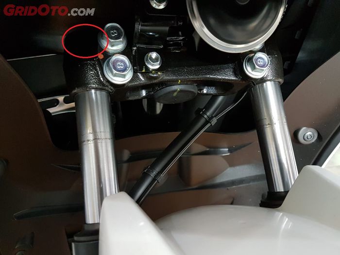 Posisi ujung inner tube atau batang as shockbreker Yamaha Lexi ada di segitiga bawah/underbracket