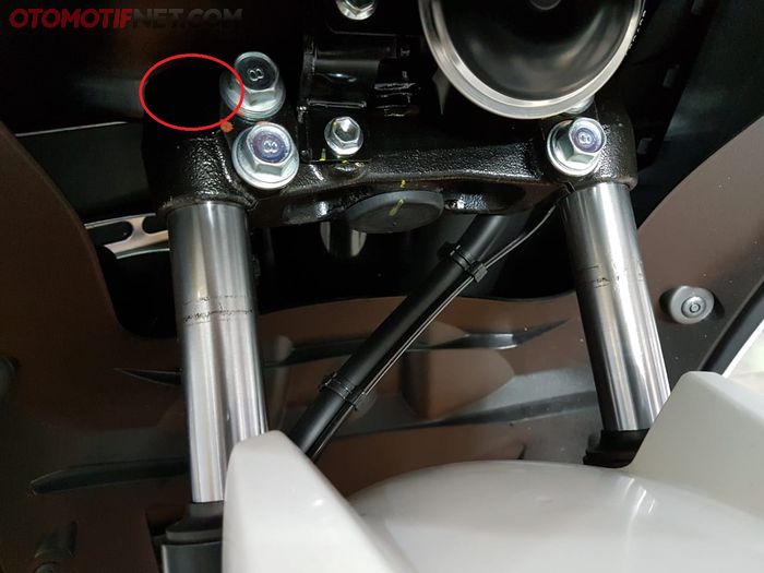 Posisi ujung inner tube atau batang as shockbreker Yamaha Lexi ada di segitiga bawah/underbracket