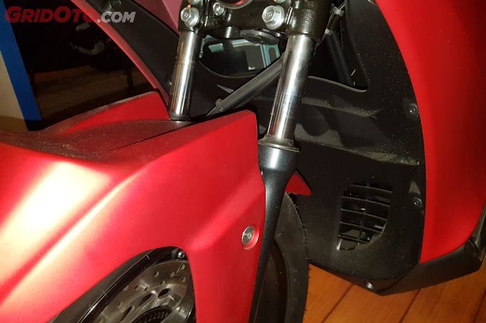 Mengetahui shockbreker Yamaha Lexi dengan cara meraba