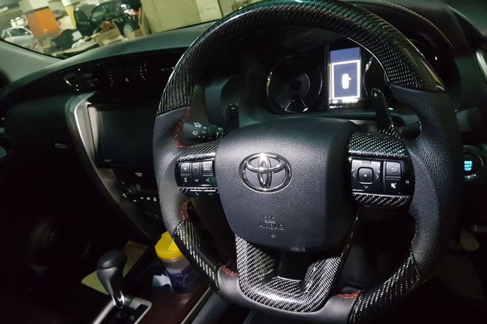 Setir original Toyota berlapis karbon, klop buat All New Rush