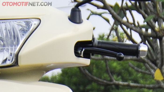 Ada Parking Brake Lock di tuas rem belakang TVS Classic yang sangat mudah dioperasikan