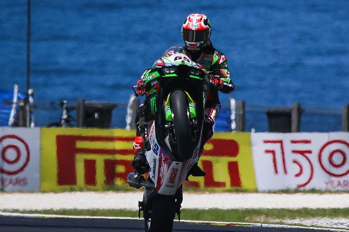 Setelah puasa selama 24 balapan, Jonathan Rea akhirnya menang berkat strategi pergantian ban di hasil Race 1 WSBK Australia 2022