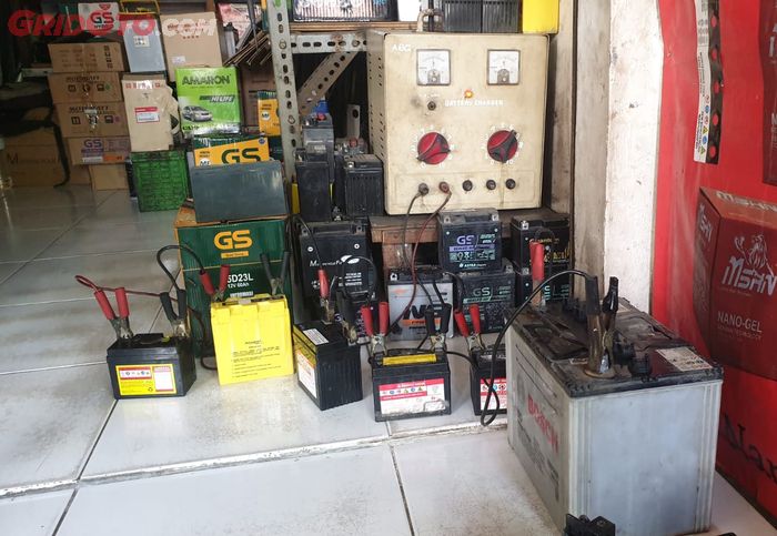 ILUSTRASI. Setrum aki mobil.