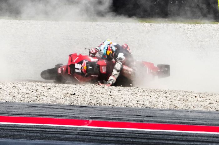 Pedro Acosta crash di balapan MotoGP Catalunya 2024