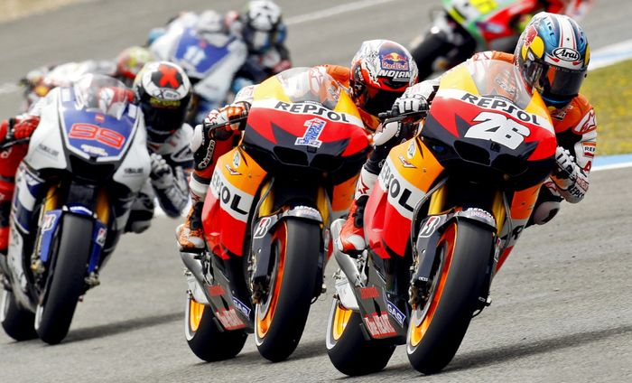 Dua pembalap tim Repsol Honda, Dani Pedorsa berada di depan Casey Stoner dalam sebuah balapan di MotoGP 2012