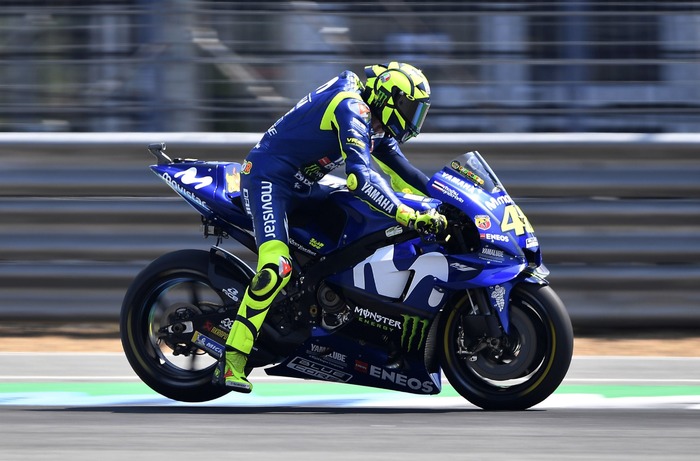 Valentino Rossi melakukan trail braking