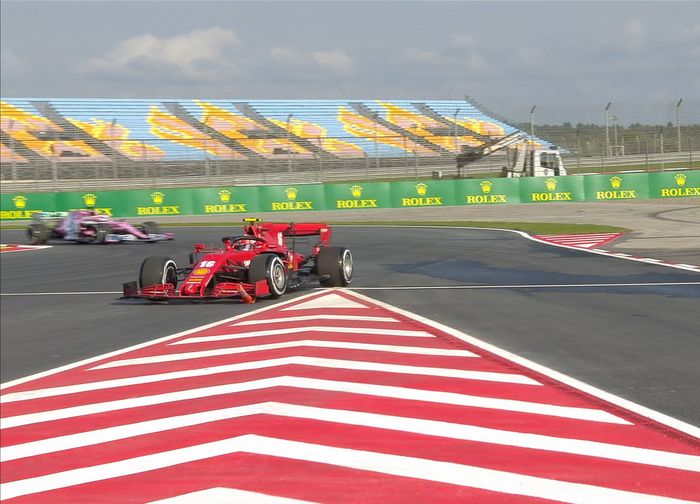 Red flag sempat berkibar pada awal FP1 F1 Turki 2020 di Istanbul Park karena Charles Leclerc (Ferrari) menabrak tonggak pembatas trek