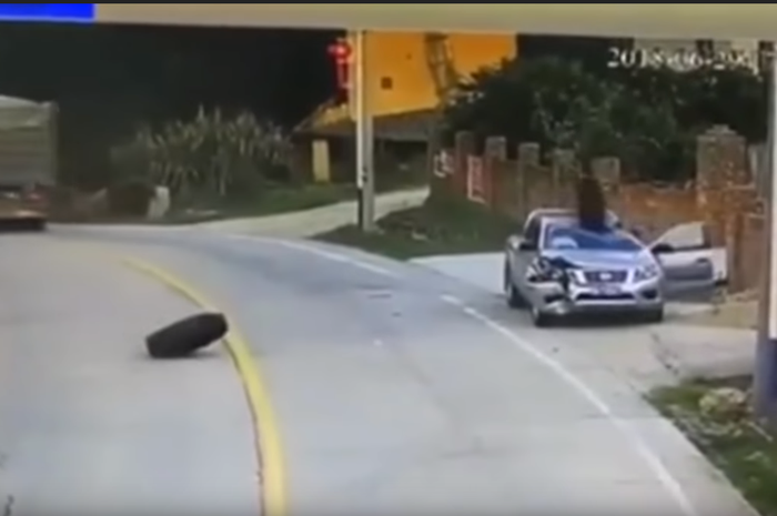 Mobil Nissan Navara remuk dihajar ban