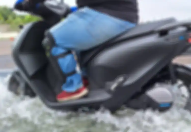 Masuk Musim Hujan, Motor Listrik Honda ICON e: dan CUV e: Aman Lewati Banjir?