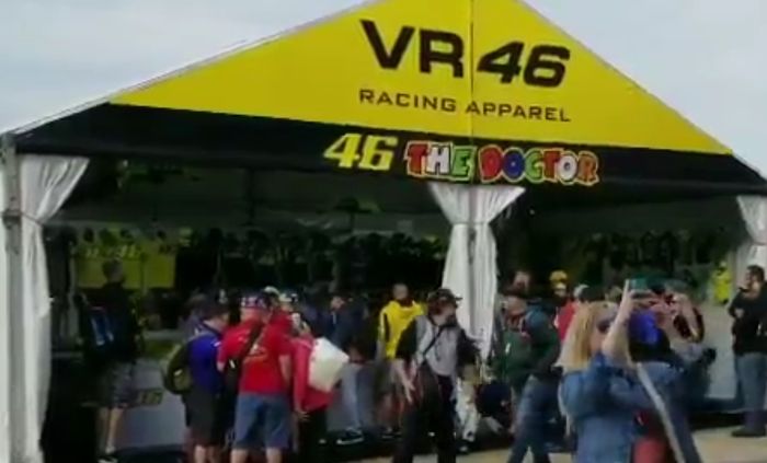 VR46 diserbu penggemar