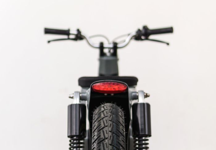 Stoplamp bersembunyi rapi di bawah rangka jok