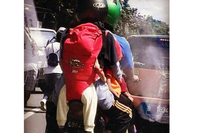 Satu keluarga naik motor bebek, posisinya ngeri