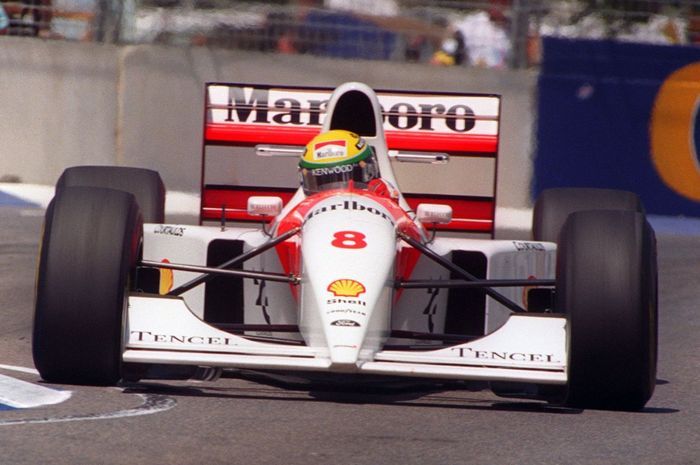 McLaren MP4/8 inilah yang digunakan Aytron Senna dalam penampilan terakhirnya di tim Mclaren pada tahun 1993