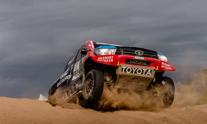 Toyota Hilux saat menaklukkan medan berpasir di Reli Dakar 2017