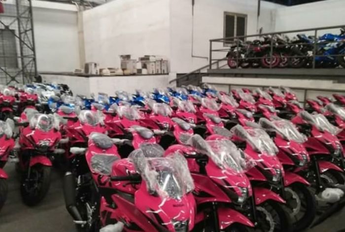 Suzuki GSX-R150 dengan warna pink tampak berada di gudang