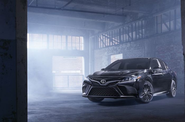 Penampakan Toyota Camry edisi spesial Nightshade