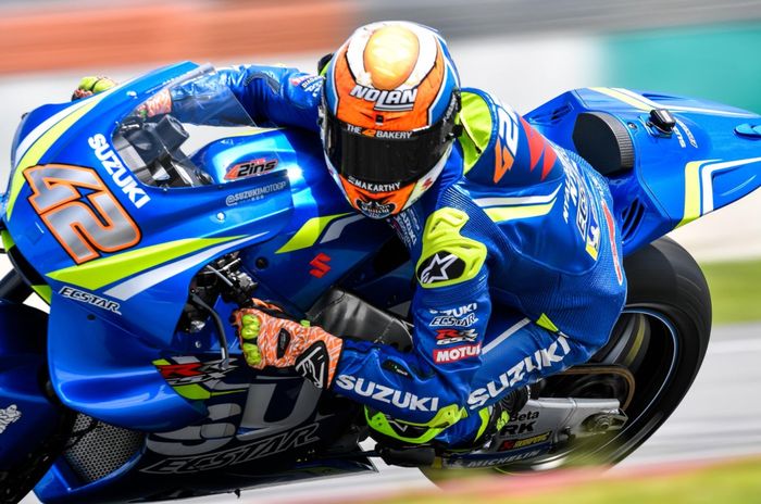 Alex Rins di atas GSX-RR dengan aero fairing