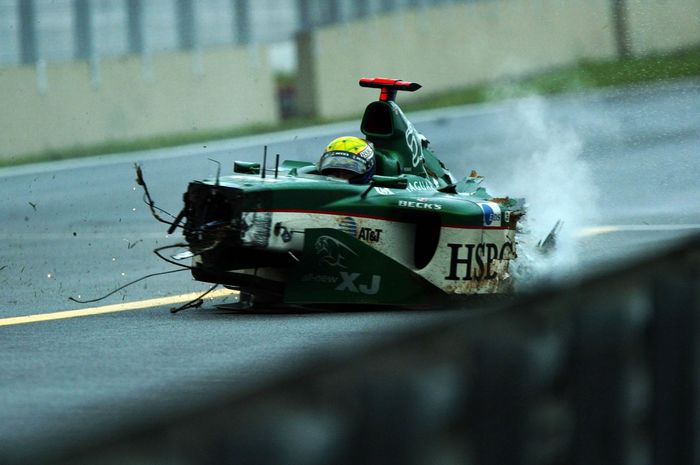 Mobil Mark Webber dari tim Jaguar Racing hancur karena kencelakaan di F1 Brasil 2003