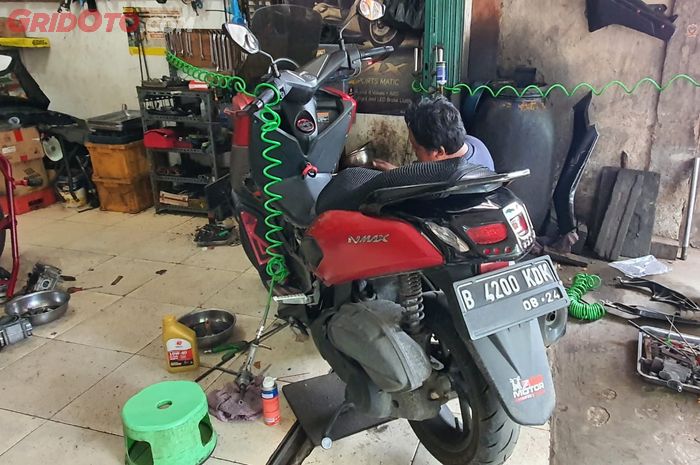 Ilustrasi Servis Ringan Yamaha NMAX di Bengkel Spesialis