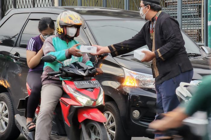 Kegiatan bagi-bagi takjil oleh Honda ADV150 Indonesia