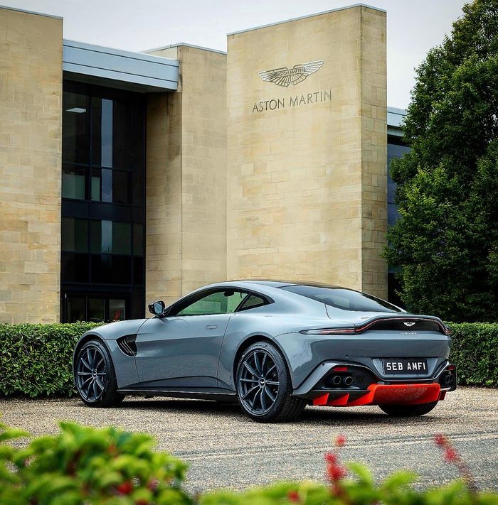 Tampak belakang Aston Martin Vantage AMR untuk Sebastian Vettel