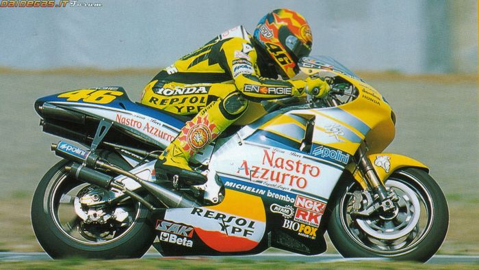 Valentino Rossi saat bersama Nastro Azzurro Honda dengan NSR500