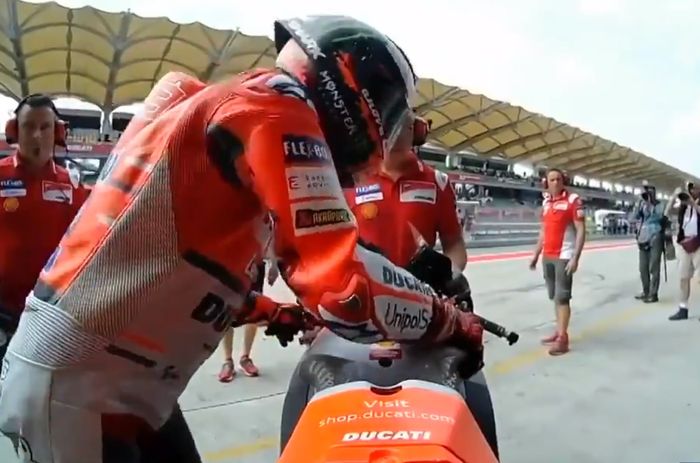 Jorge Lorenzo naik motor Desmosedici GP18 di FP1 MotoGP Malaysia