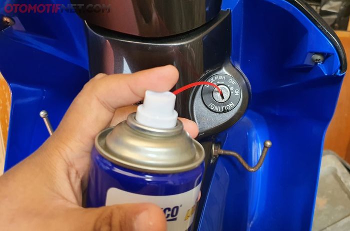 Cegah kunci kontak seret dengan memberikan cairan penetran pada kunci kontak secara berkala 