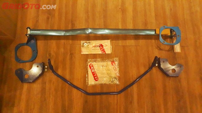 Strut bar (atas) dipasang di ruang mesin dan sway bar (bawah) untuk stabilkan kaki-kaki