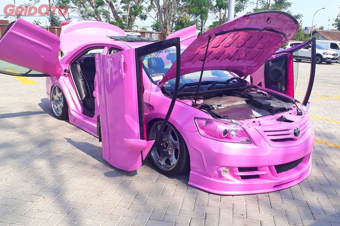 Toyota Camry tampil manis dengan cat pink dan pintu-pintu ekstrem
