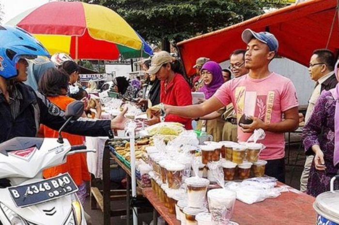 Pemotor membeli makanan untuk berbuka puasa