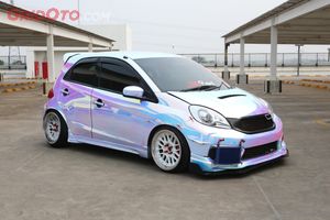 Honda Brio Tampil Nyentrik Dibungkus Sticker Warna Mystic Chrome
