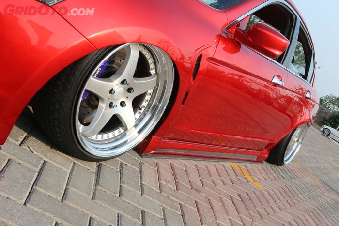 Pelek besar namun tetap bisa celup ke dalam fender