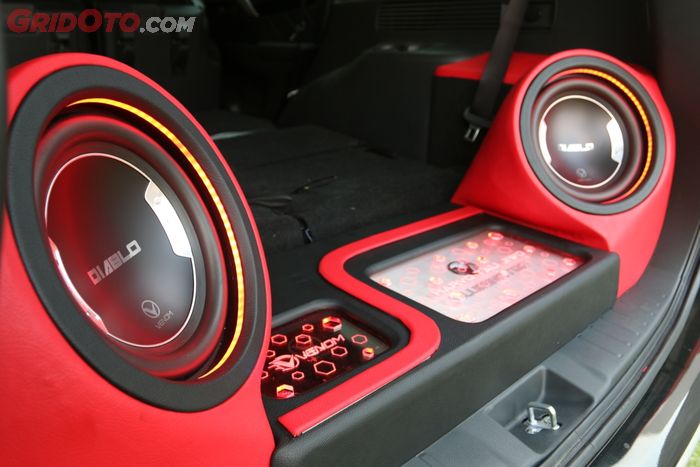 Dua unit subwoofer 10 inci terpasang rapi