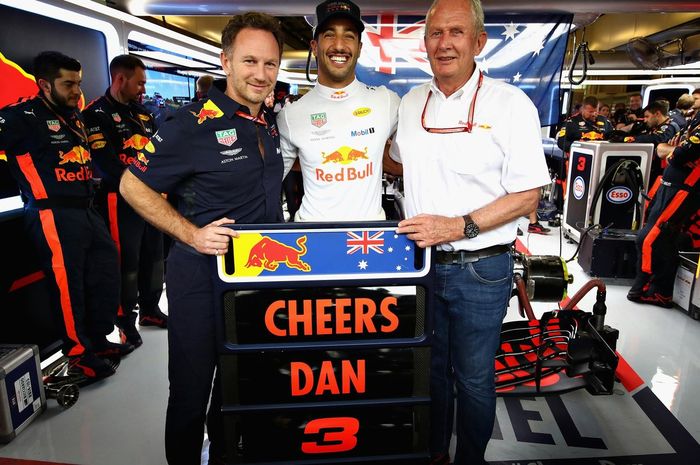 Daniel Ricciardo didampingi bos tim Red Bull Christian Horner (kiri) dan penasihat Red Bull Dr Helmut Marko di F1 Abu Dhabi