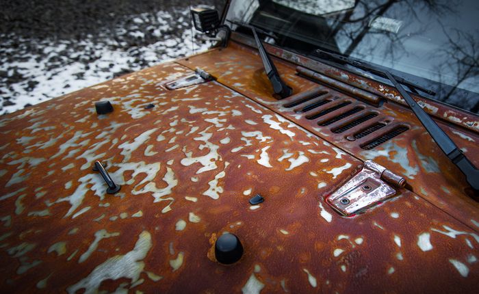 Efek bodi karat bikin Jeep Wrangler JK ini terkesan tidak terawat