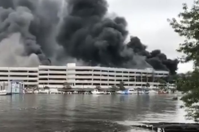 Kebakaran terjadi di garasi parkir di New York