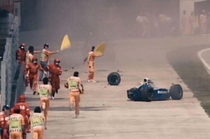 Petugas sirkuit berlarian setelah insiden Ayrton Senna