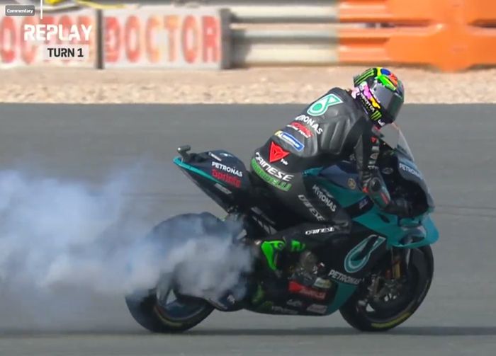Tampak dalam sebuah momen, motor Franco Morbidelli sampai mengeluarkan asap dari knalpot