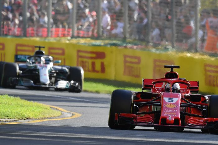 Lewis Hamilton dan Sebastian Vettel