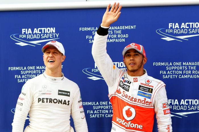 Lewis Hamilton (kanan) saat masih berkompetisi bareng Michael Schumacher