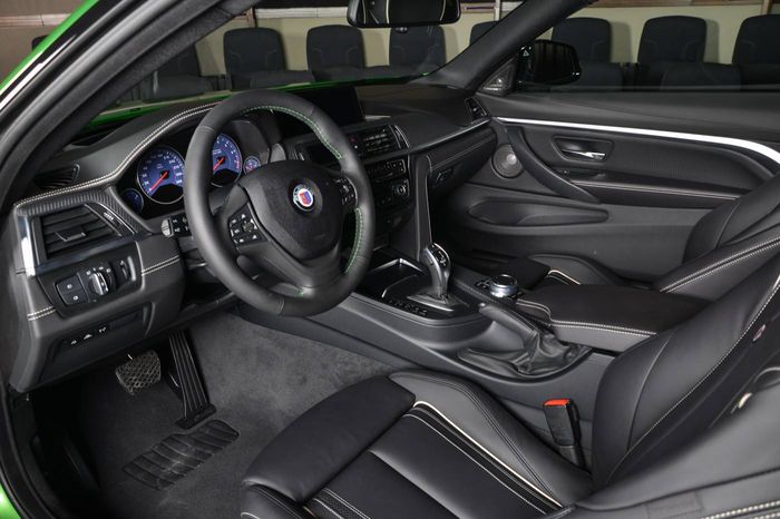 Interior BMW M4 garapan BMW Individual