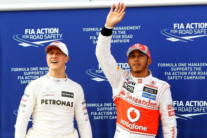 Lewis Hamilton (kanan) saat masih berkompetisi bareng Michael Schumacher
