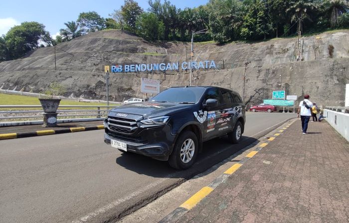 Bendungan Cirata banyak dikunjungi warga yang berwisata, salah satunya tim Holiday Fun Drive bersama Isuzu Mu-X