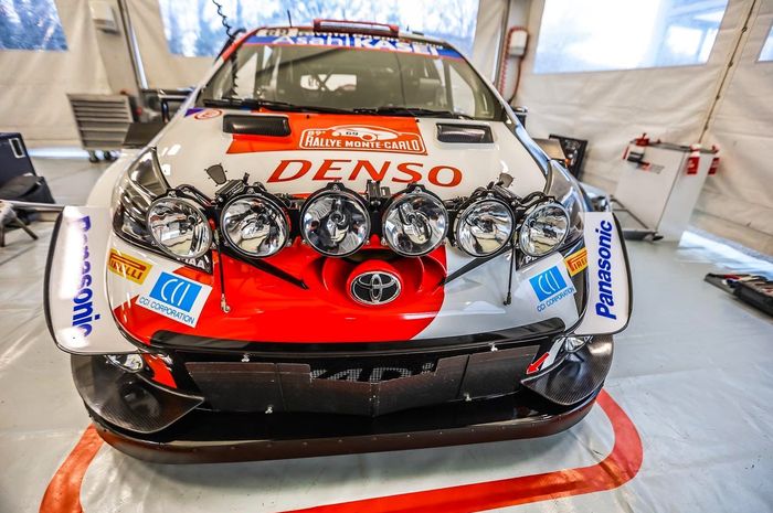 Toyota Yaris tim Toyota Gazoo Racing yang dilengkapi lampu tambahan untuk berlaga di Reli Monte Carlo 2021