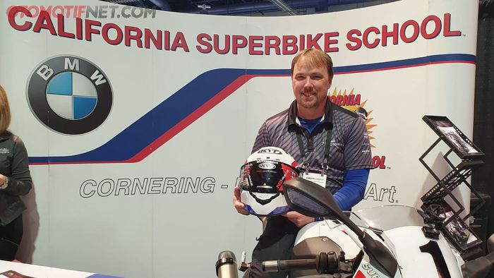 Trevor Pennington dari California Superbike School yang juga pakai helm KYT