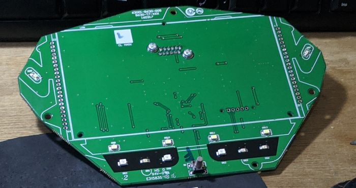 Lempeng PCB pada panel instrumen digital motor